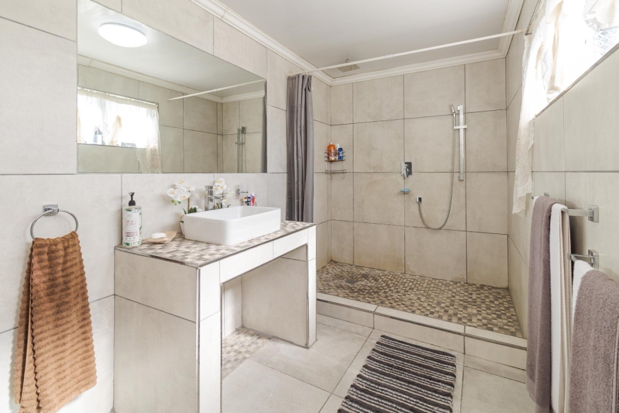 5 Bedroom Property for Sale in Loucharmante Western Cape